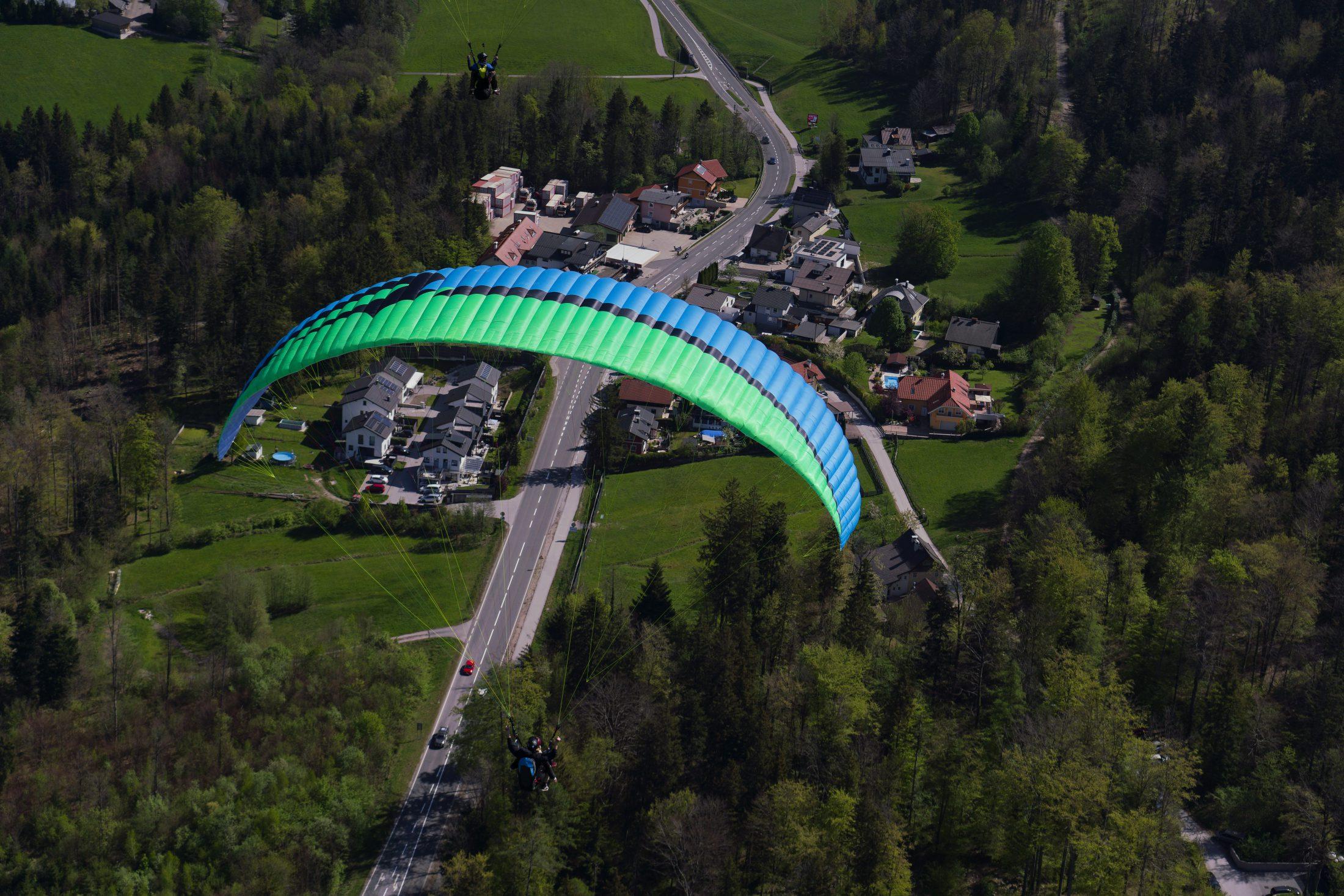APCO Game MKIII – EN-B paramotor wing by APCO Aviation in flight (image 3)