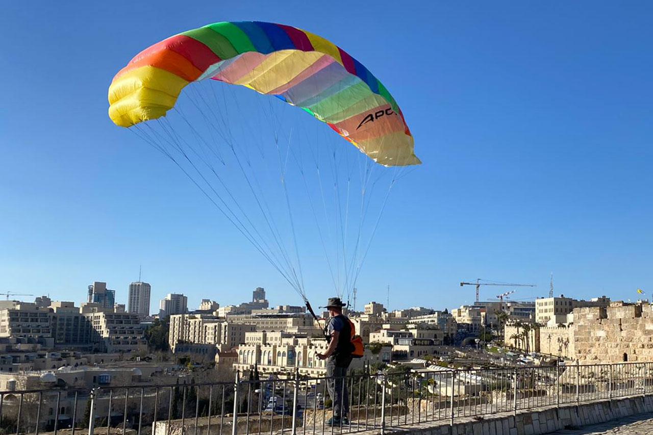 APCO Adama – paraglider by APCO Aviation in flight (image 6)