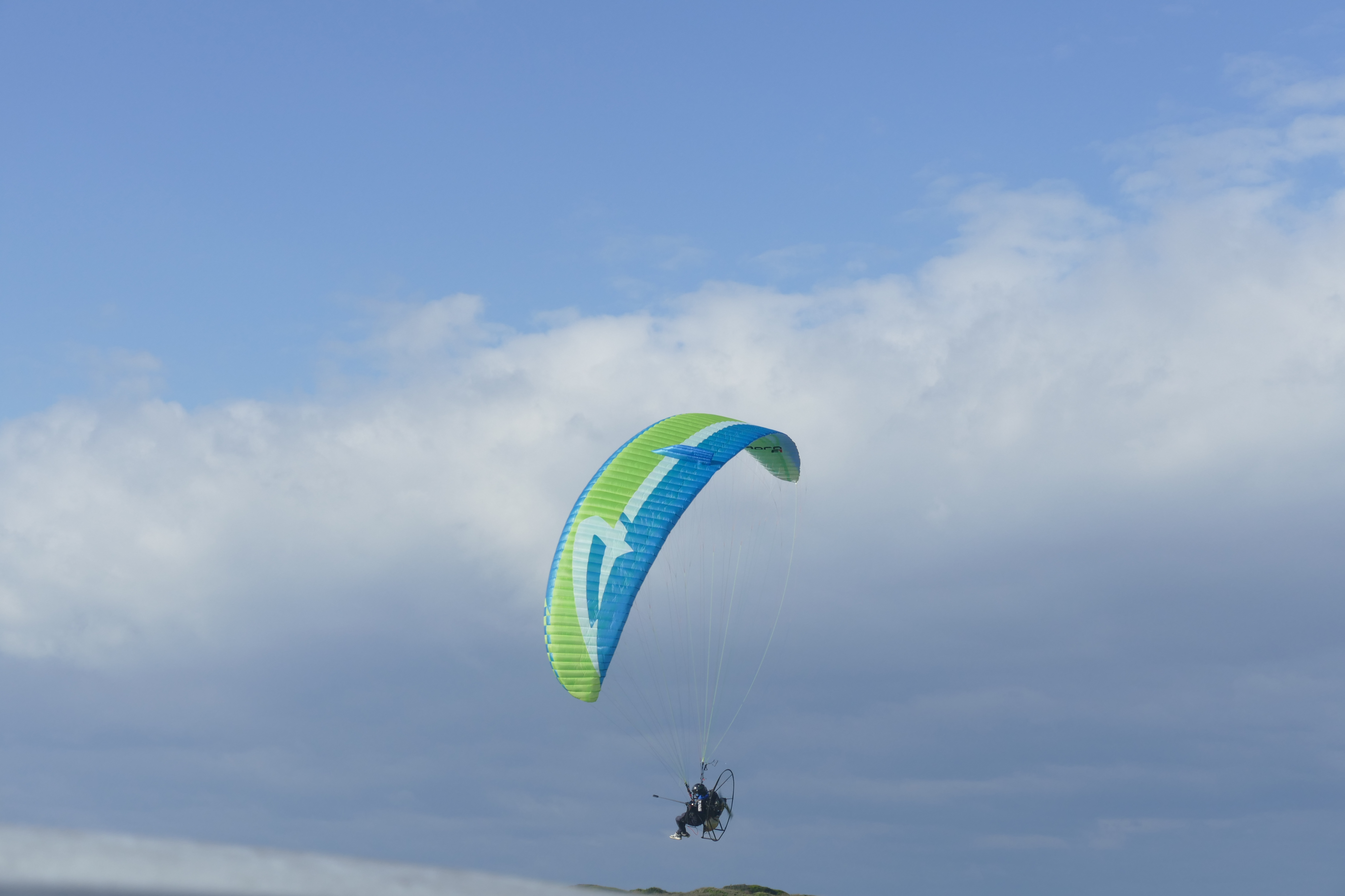 APCO F1 MKII – aile de paramoteur d'APCO Aviation en vol (image 2)