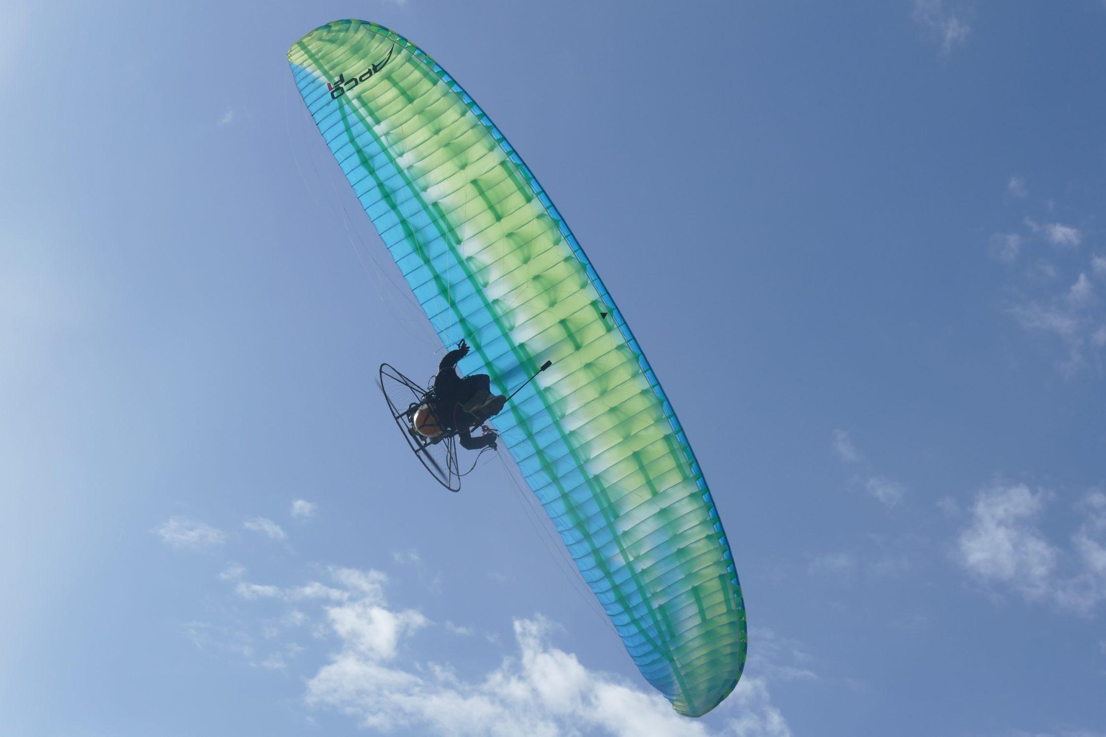 APCO F1 MKII – aile de paramoteur d'APCO Aviation en vol (image 5)