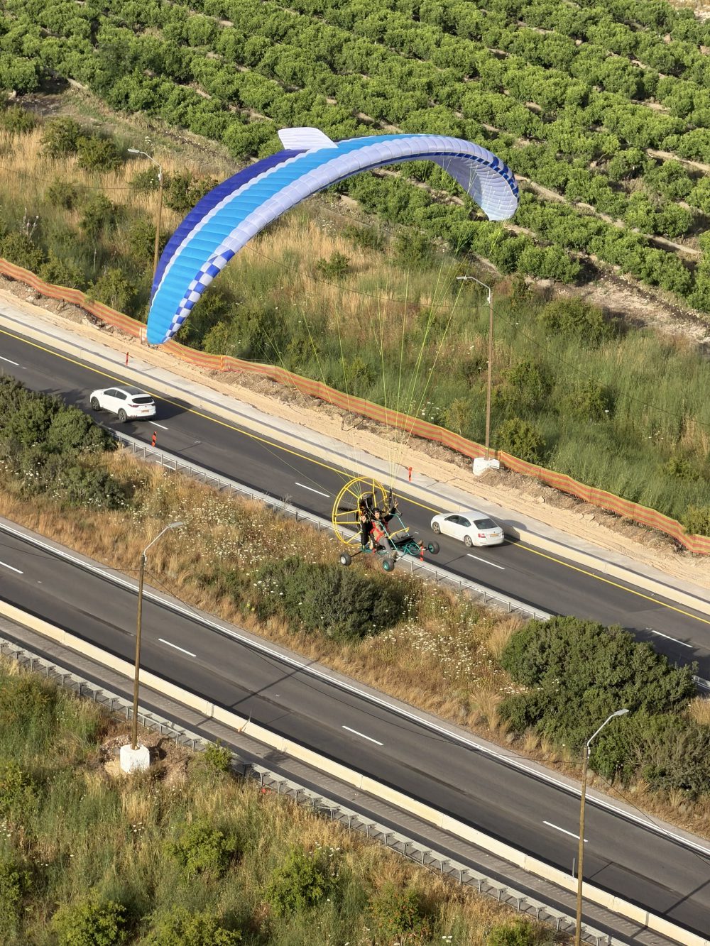 APCO F3 Bi MKII – paramotor wing by APCO Aviation in flight (image 2)