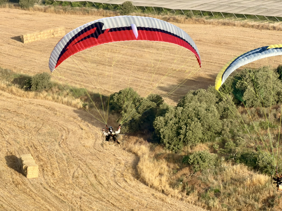 APCO F3 MKII – aile de paramoteur d'APCO Aviation en vol (image 10)
