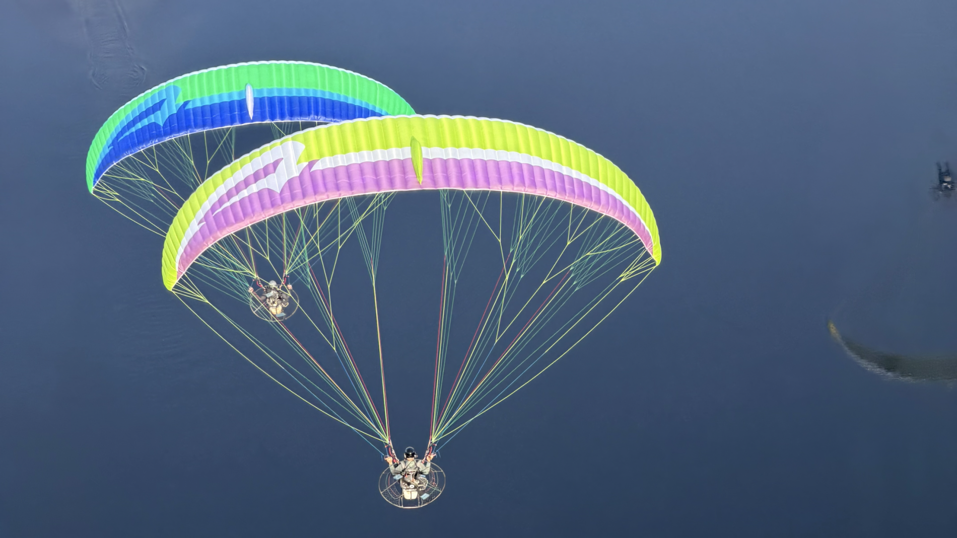 APCO F3 MKII – aile de paramoteur d'APCO Aviation en vol (image 2)