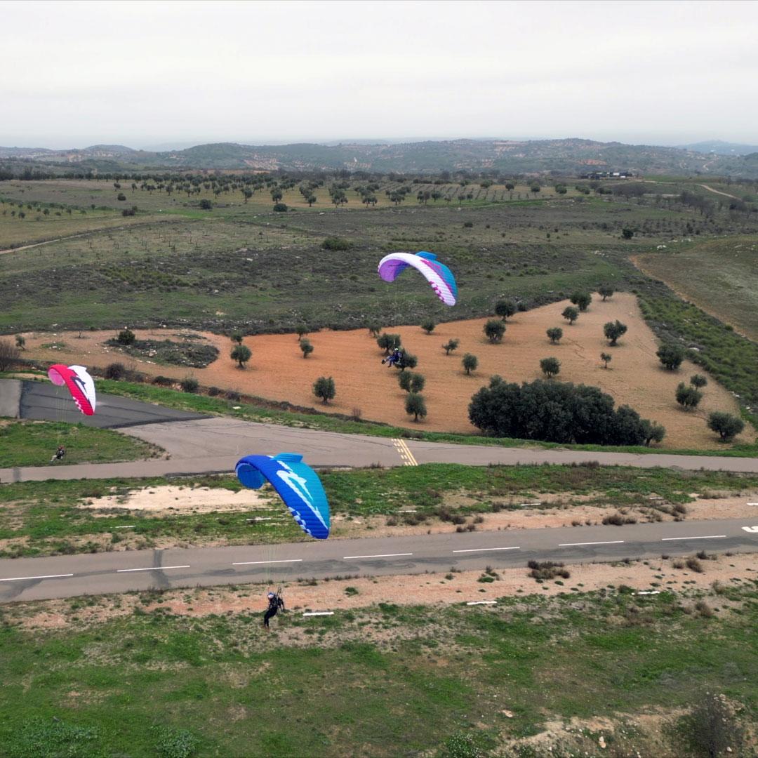 APCO F5 School – aile de paramoteur d'APCO Aviation en vol (image 14)