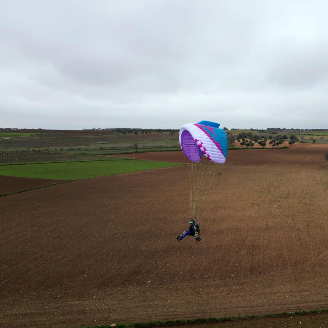 APCO F5 School – aile de paramoteur d'APCO Aviation en vol (image 19)