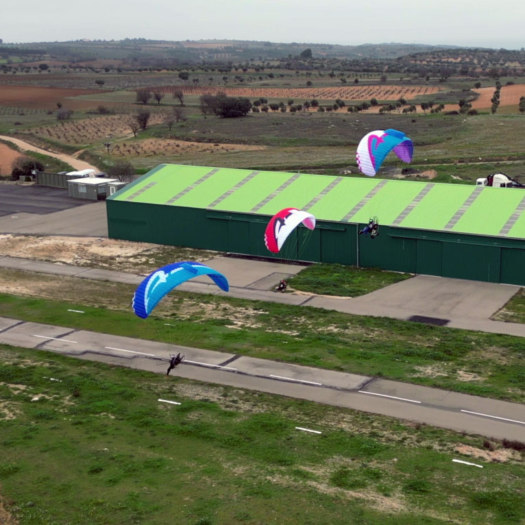 APCO F5 School – aile de paramoteur d'APCO Aviation en vol (image 17)