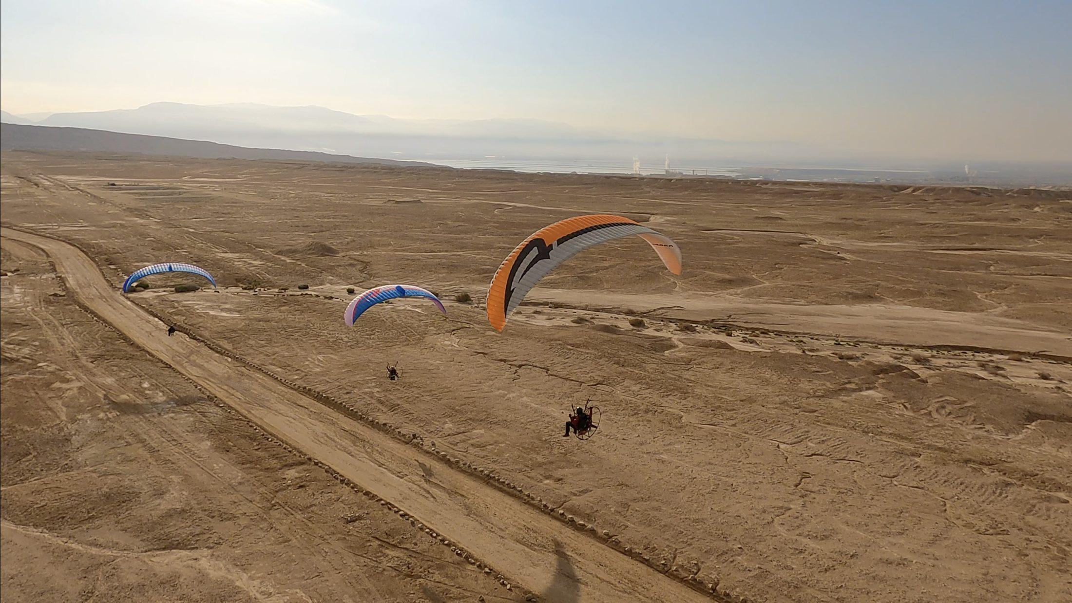 APCO F5 School – aile de paramoteur d'APCO Aviation en vol (image 4)