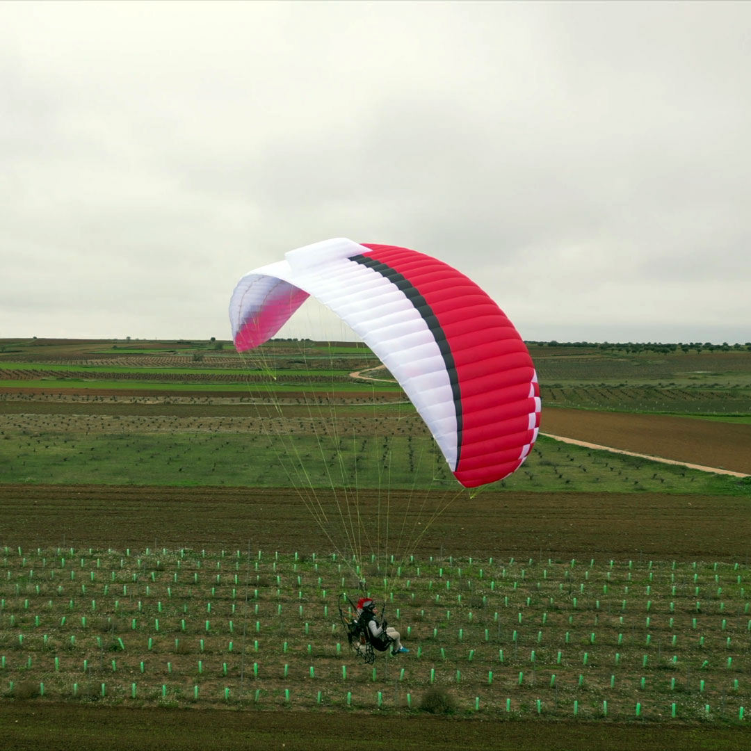 APCO F5 School – aile de paramoteur d'APCO Aviation en vol (image 18)