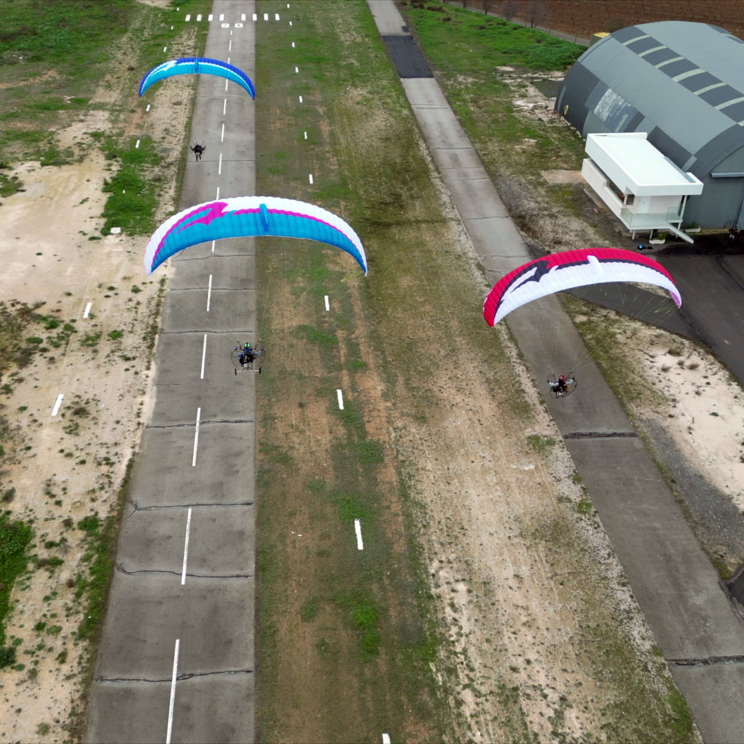 APCO F5 School – aile de paramoteur d'APCO Aviation en vol (image 16)