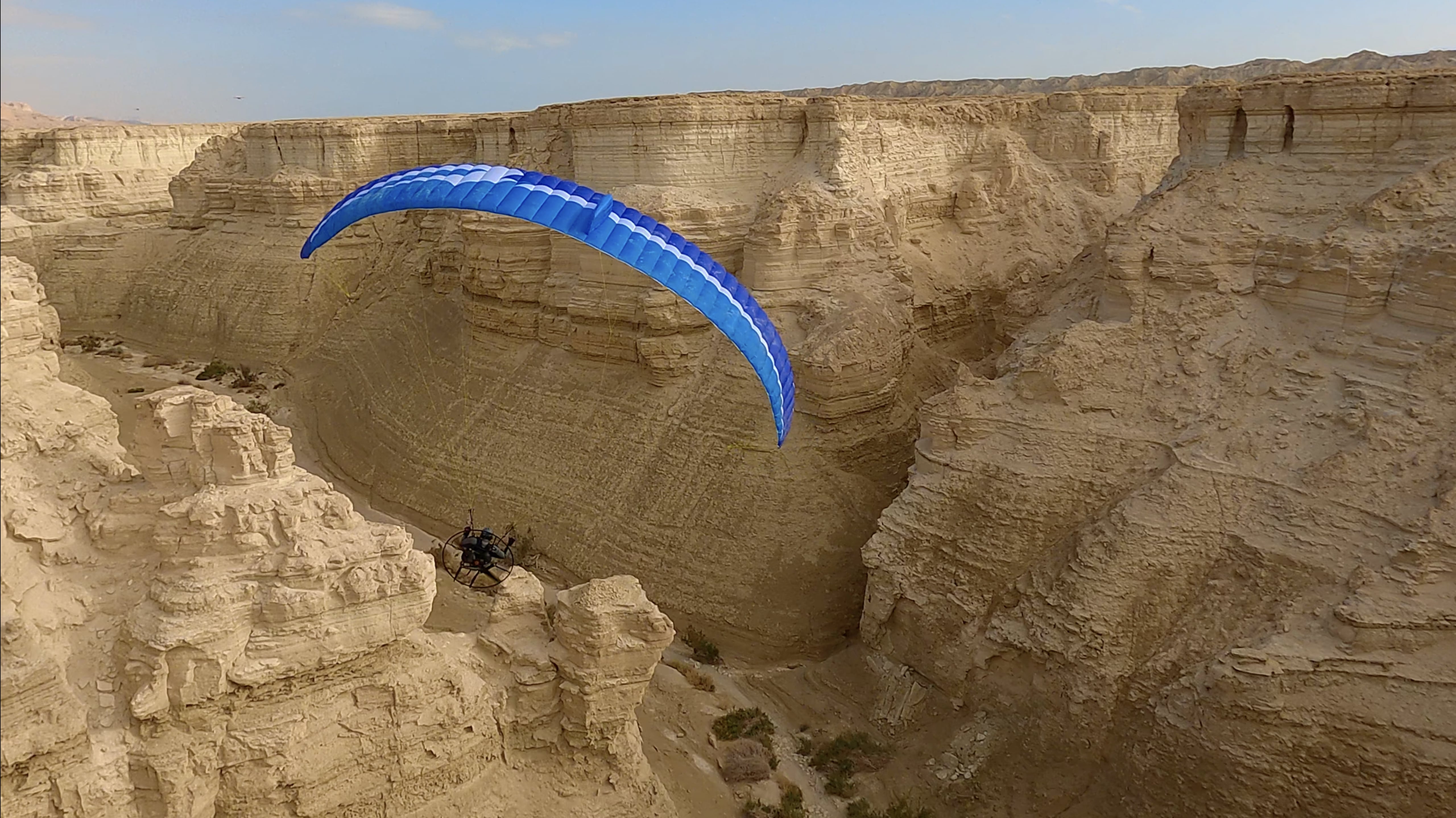 APCO F5 School – aile de paramoteur d'APCO Aviation en vol (image 11)