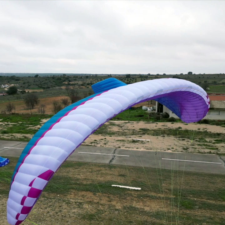 APCO F5 School – aile de paramoteur d'APCO Aviation en vol (image 15)