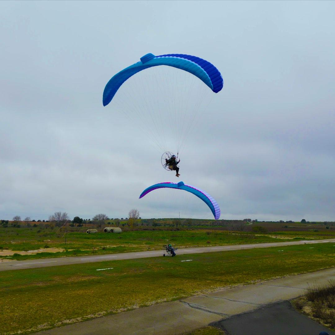 APCO F5 School – aile de paramoteur d'APCO Aviation en vol (image 13)