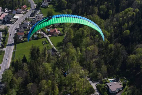 APCO Game MKIII – EN-B paraglider by APCO Aviation in flight (image 2)