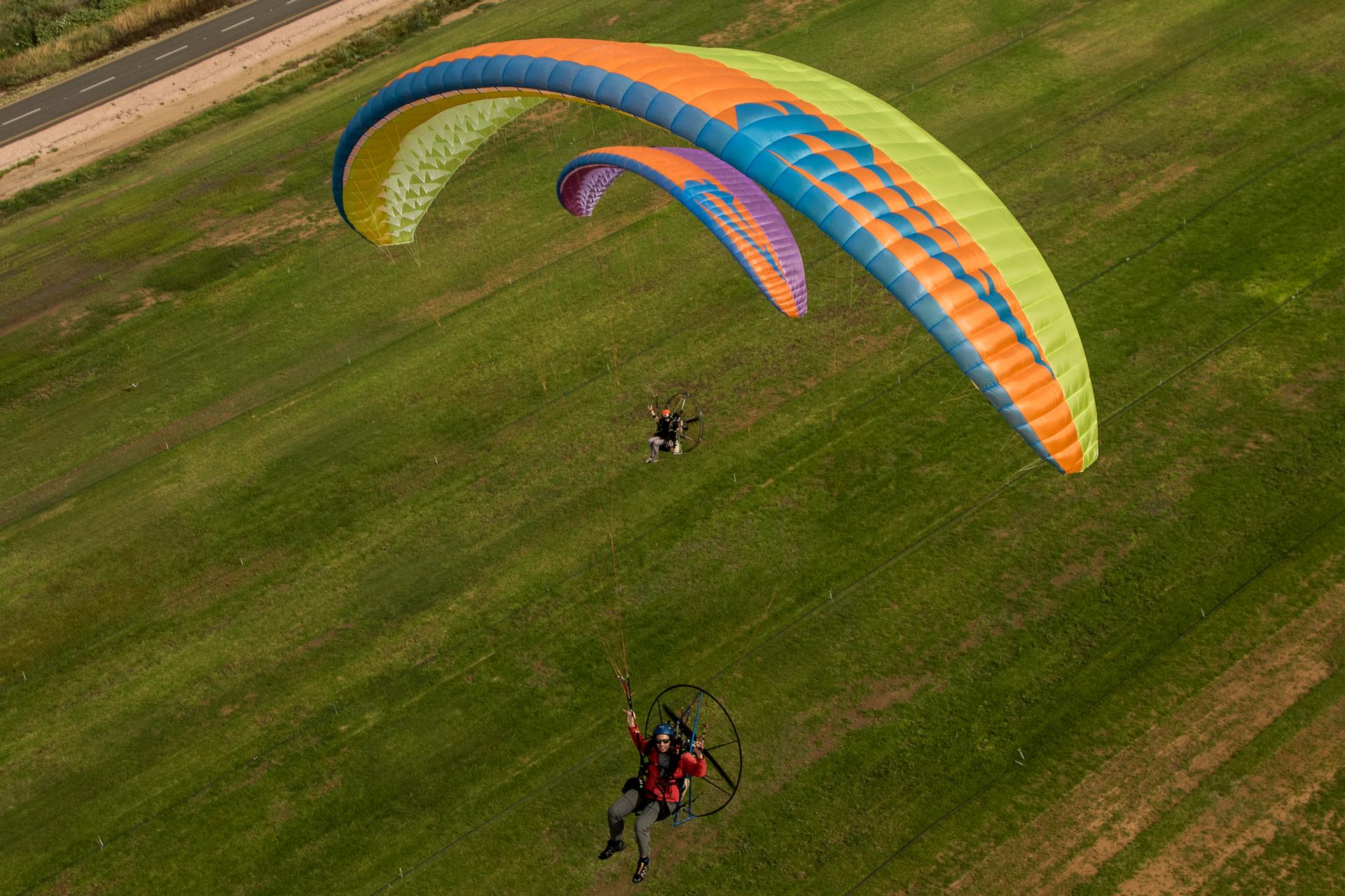 APCO Hybrid Paramotor – EN-B aile de paramoteur d'APCO Aviation en vol (image 2)