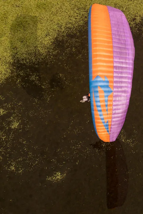 APCO Hybrid Paramotor – EN-B Motorschirm von APCO Aviation im Flug (Bild 7)