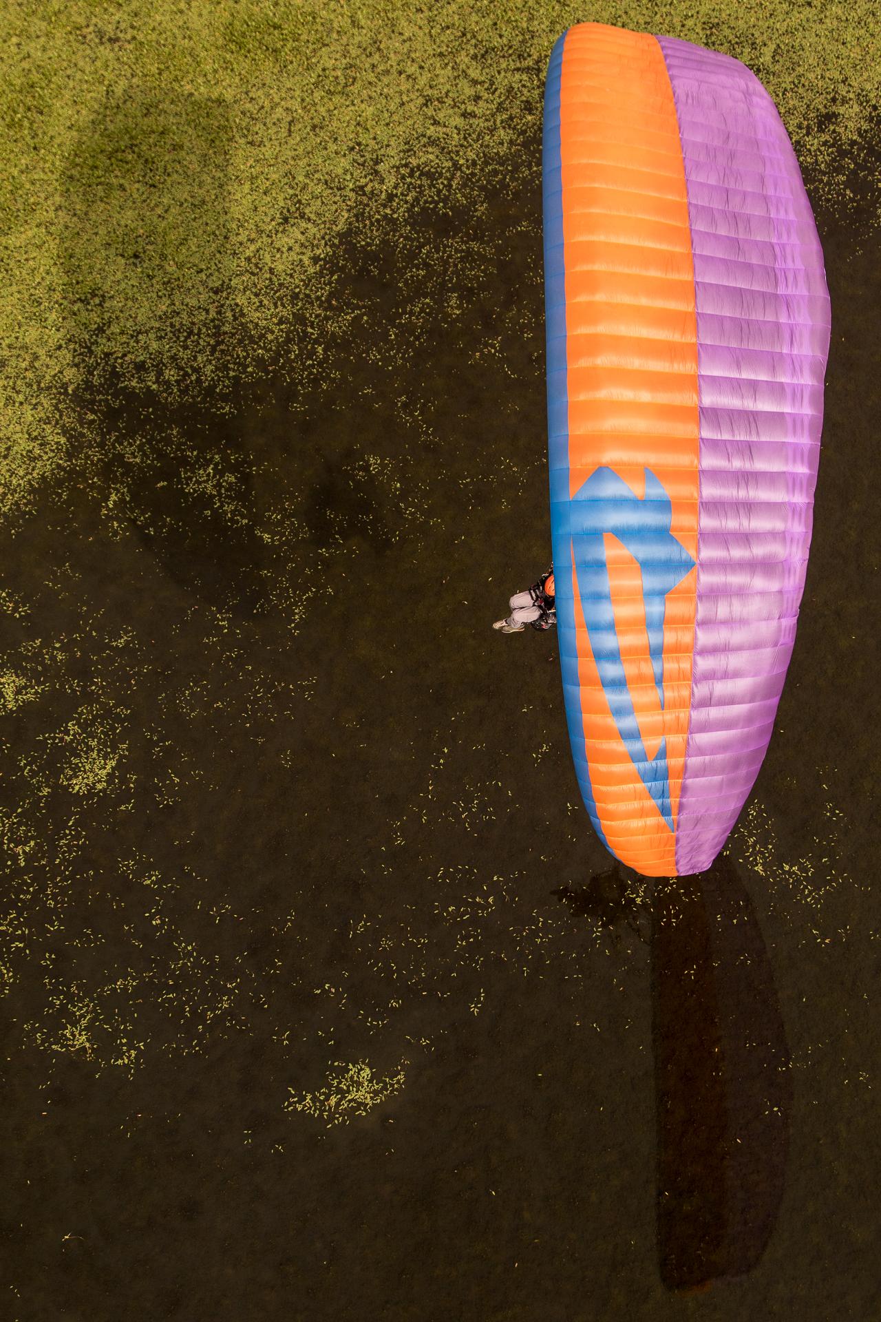 APCO Hybrid Paramotor – EN-B aile de paramoteur d'APCO Aviation en vol (image 7)