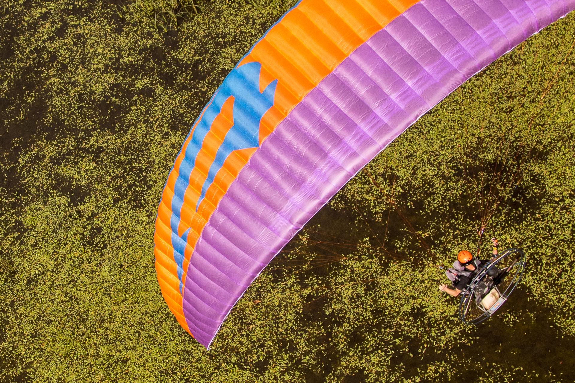 APCO Hybrid Paramotor – EN-B aile de paramoteur d'APCO Aviation en vol (image 9)
