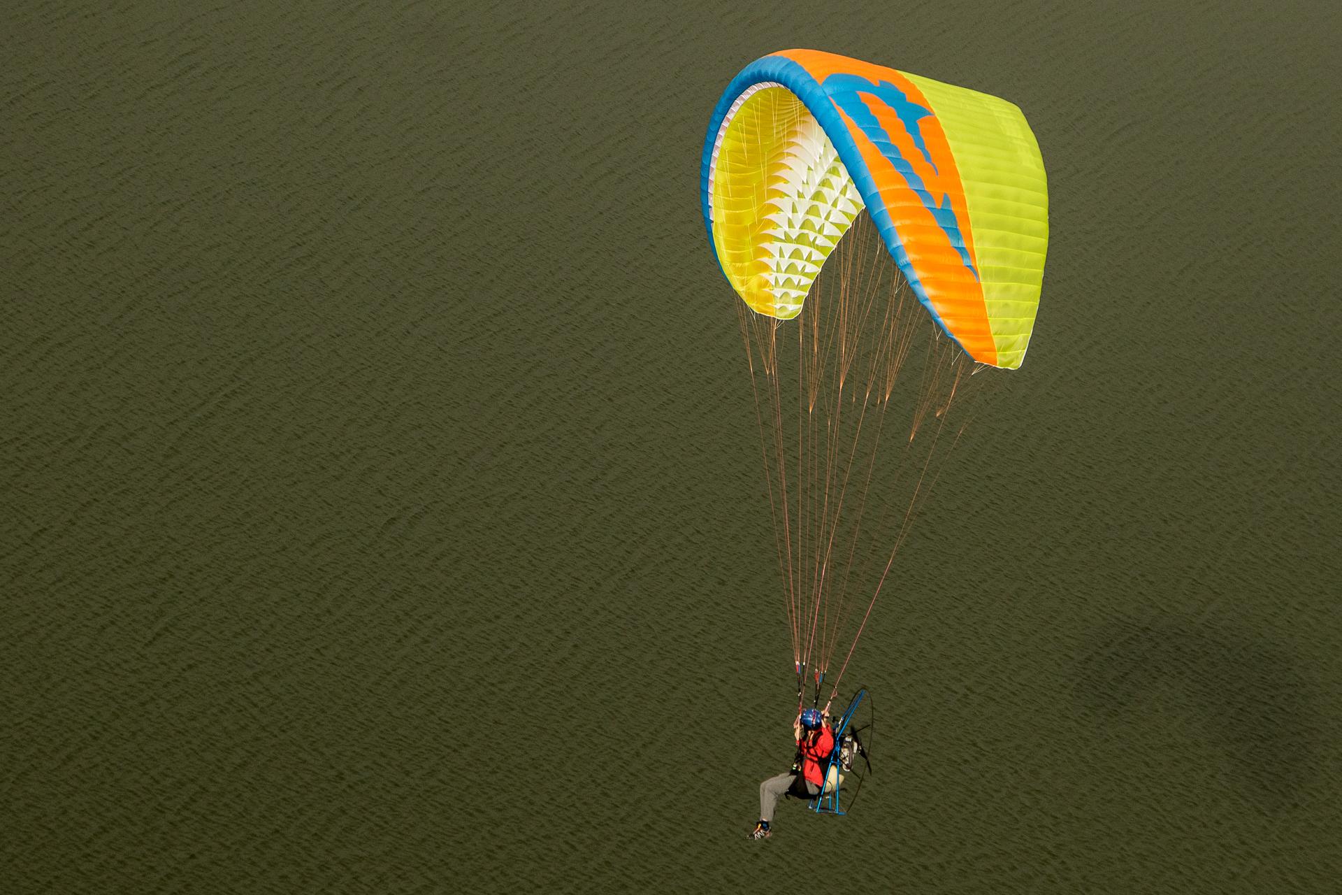 APCO Hybrid Paramotor – EN-B aile de paramoteur d'APCO Aviation en vol (image 5)