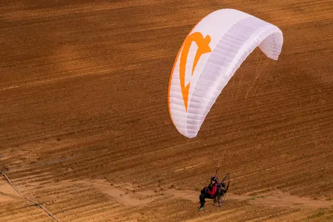 APCO Hybrid Paramotor – EN-B Motorschirm von APCO Aviation im Flug (Bild 6)
