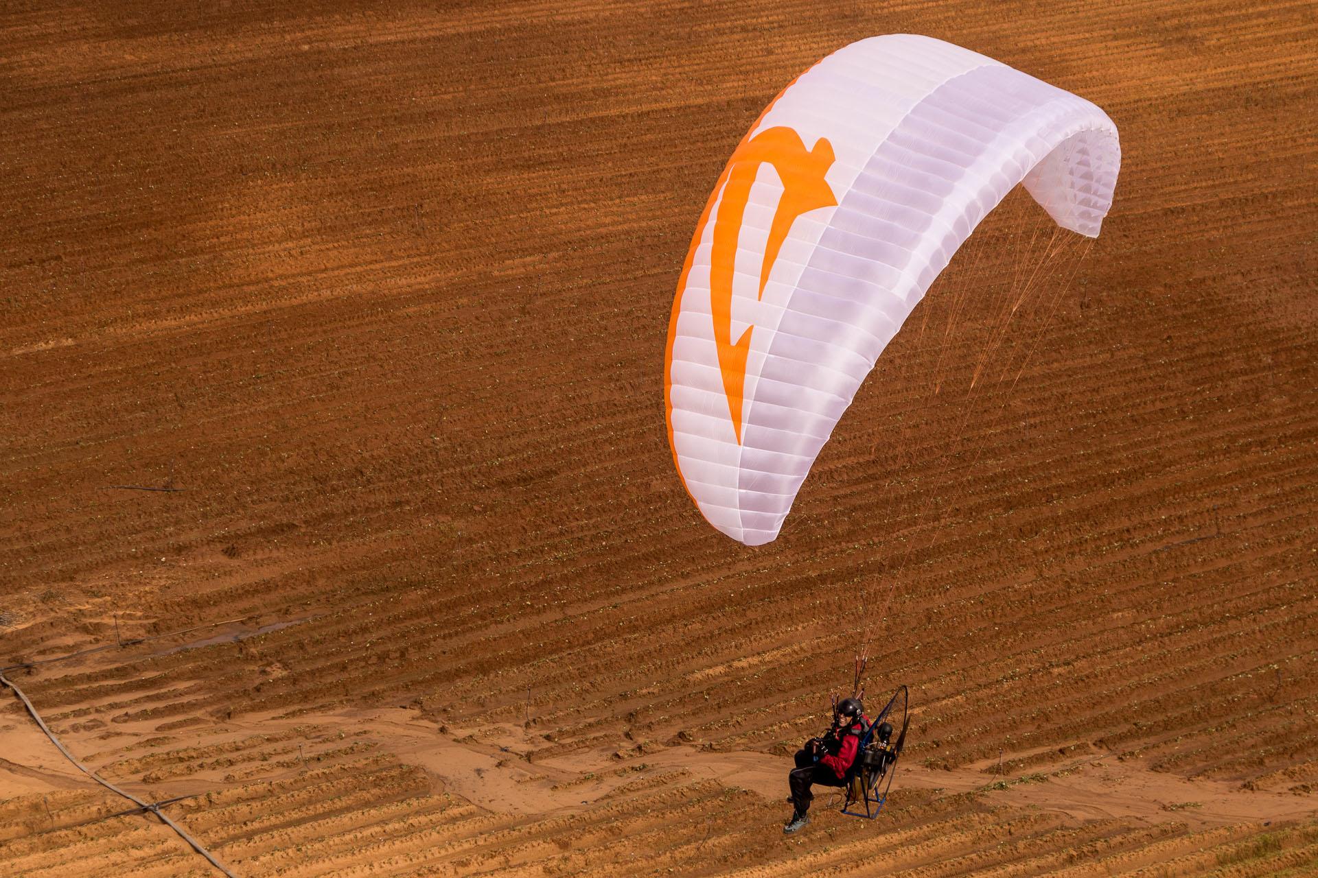 APCO Hybrid Paramotor – EN-B aile de paramoteur d'APCO Aviation en vol (image 6)
