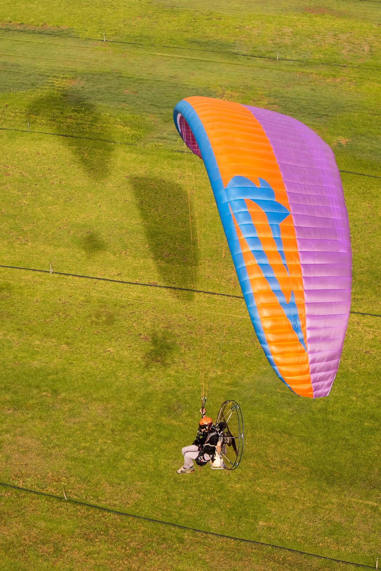 APCO Hybrid Paramotor – EN-B aile de paramoteur d'APCO Aviation en vol (image 4)