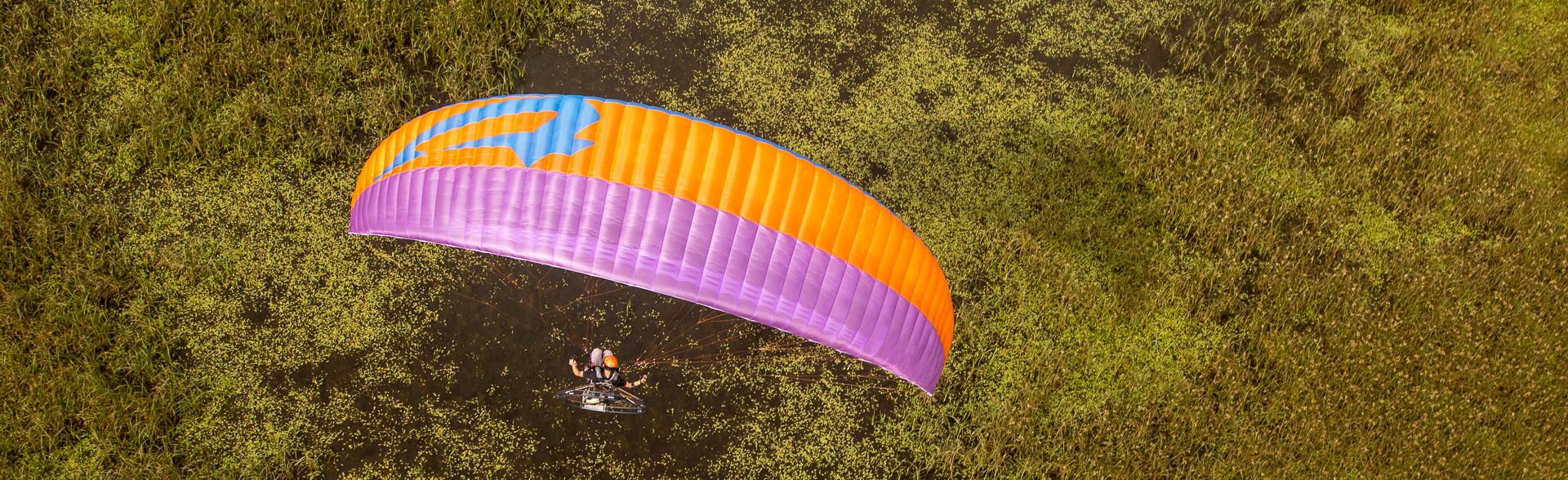 APCO Hybrid Paramotor – EN-B aile de paramoteur d'APCO Aviation en vol (image 8)