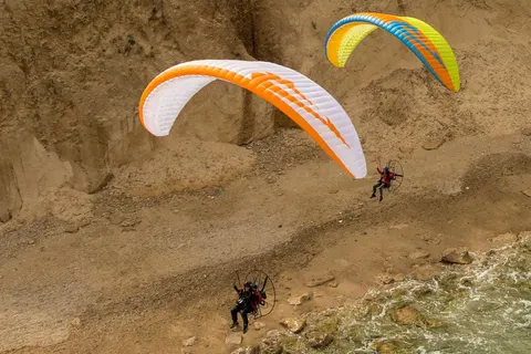 APCO Hybrid Paramotor – EN-B Motorschirm von APCO Aviation im Flug (Bild 3)