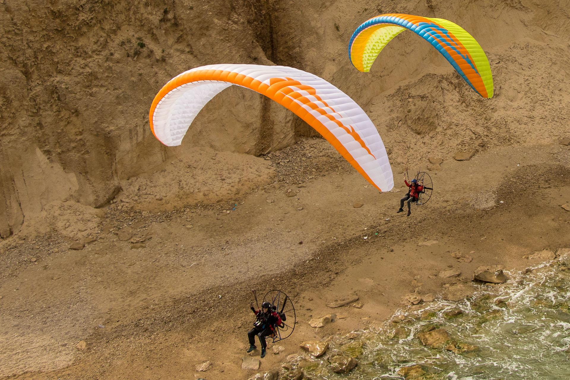 APCO Hybrid Paramotor – EN-B aile de paramoteur d'APCO Aviation en vol (image 3)