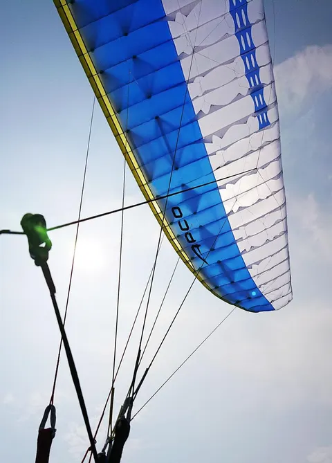 APCO Hybrid Light – EN-B paraglider by APCO Aviation in flight (image 11)