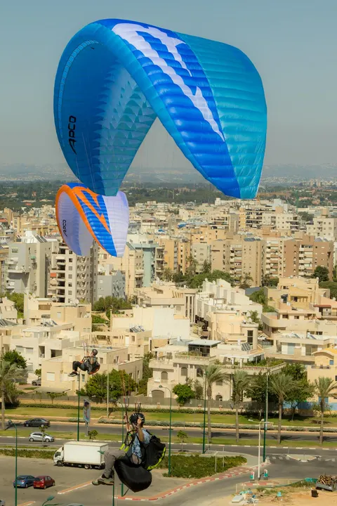 APCO Hybrid Light – EN-B paraglider by APCO Aviation in flight (image 5)