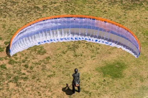 APCO Hybrid Light – EN-B paraglider by APCO Aviation in flight (image 2)