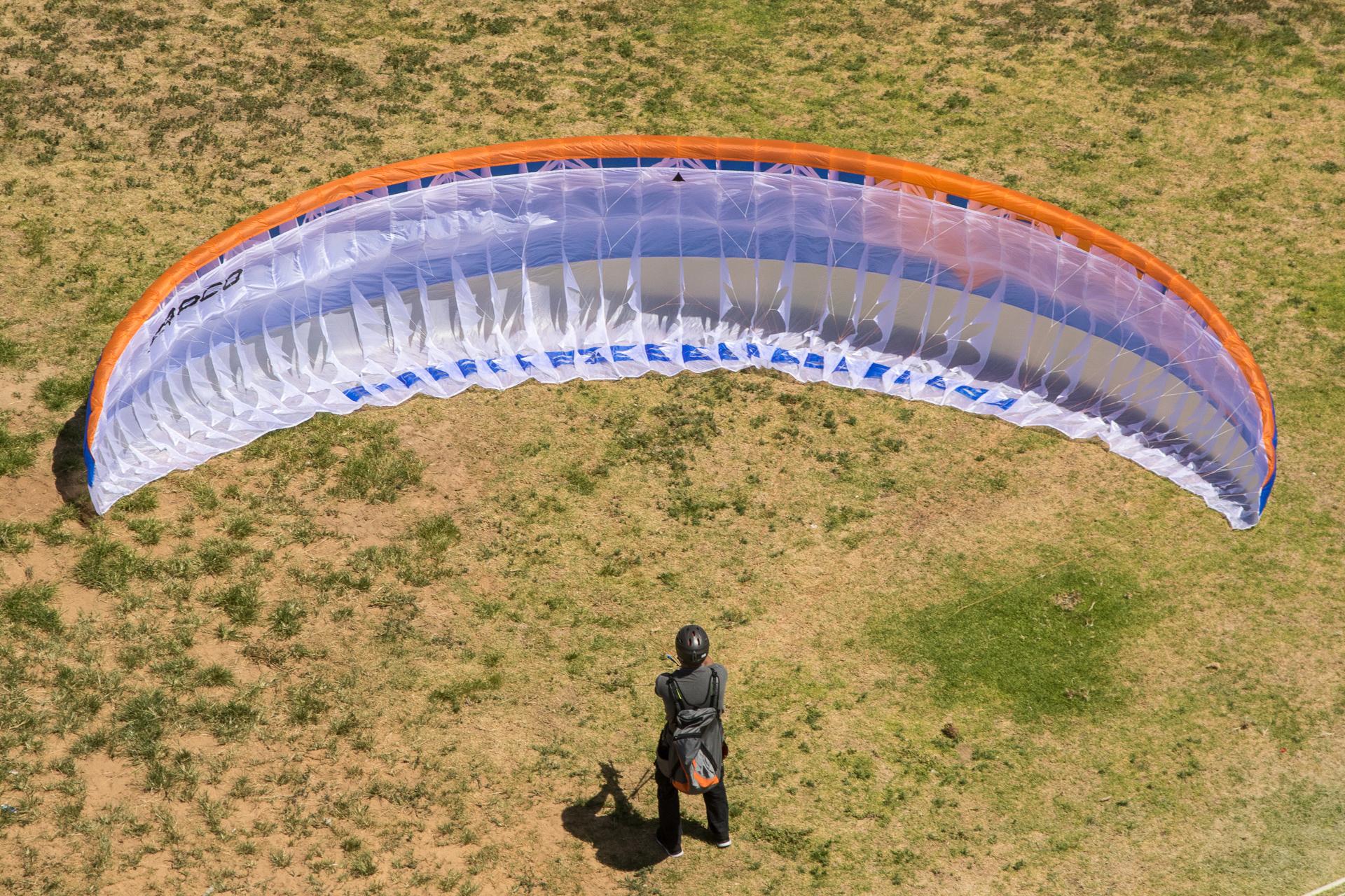 APCO Hybrid Light – EN-B paraglider by APCO Aviation in flight (image 2)