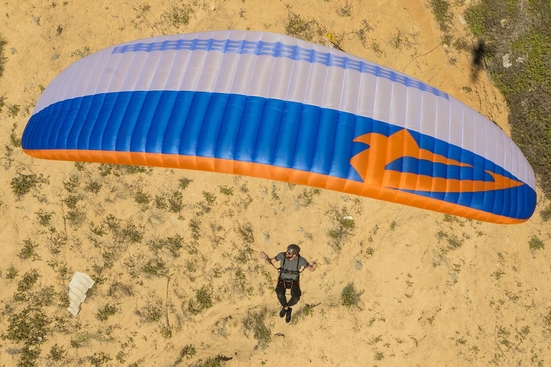 APCO Hybrid Light – EN-B paraglider by APCO Aviation in flight (image 6)