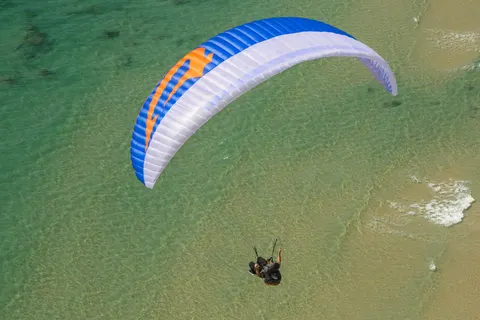 APCO Hybrid Light – EN-B paraglider by APCO Aviation in flight (image 9)
