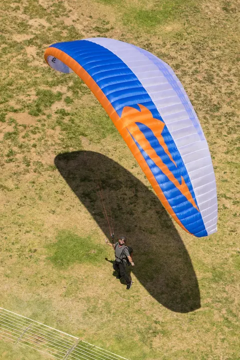 APCO Hybrid Light – EN-B paraglider by APCO Aviation in flight (image 3)