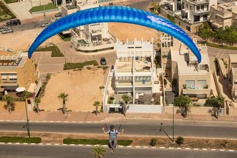 APCO Hybrid Light – EN-B paraglider by APCO Aviation in flight (image 8)