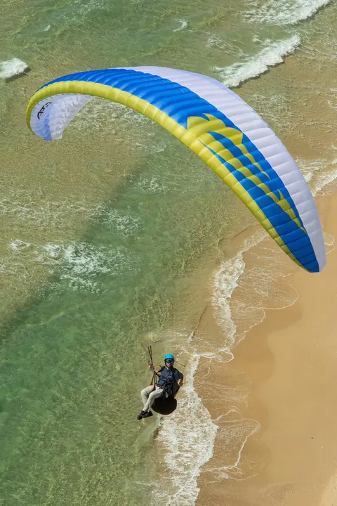 APCO Hybrid Light – EN-B paraglider by APCO Aviation in flight (image 4)