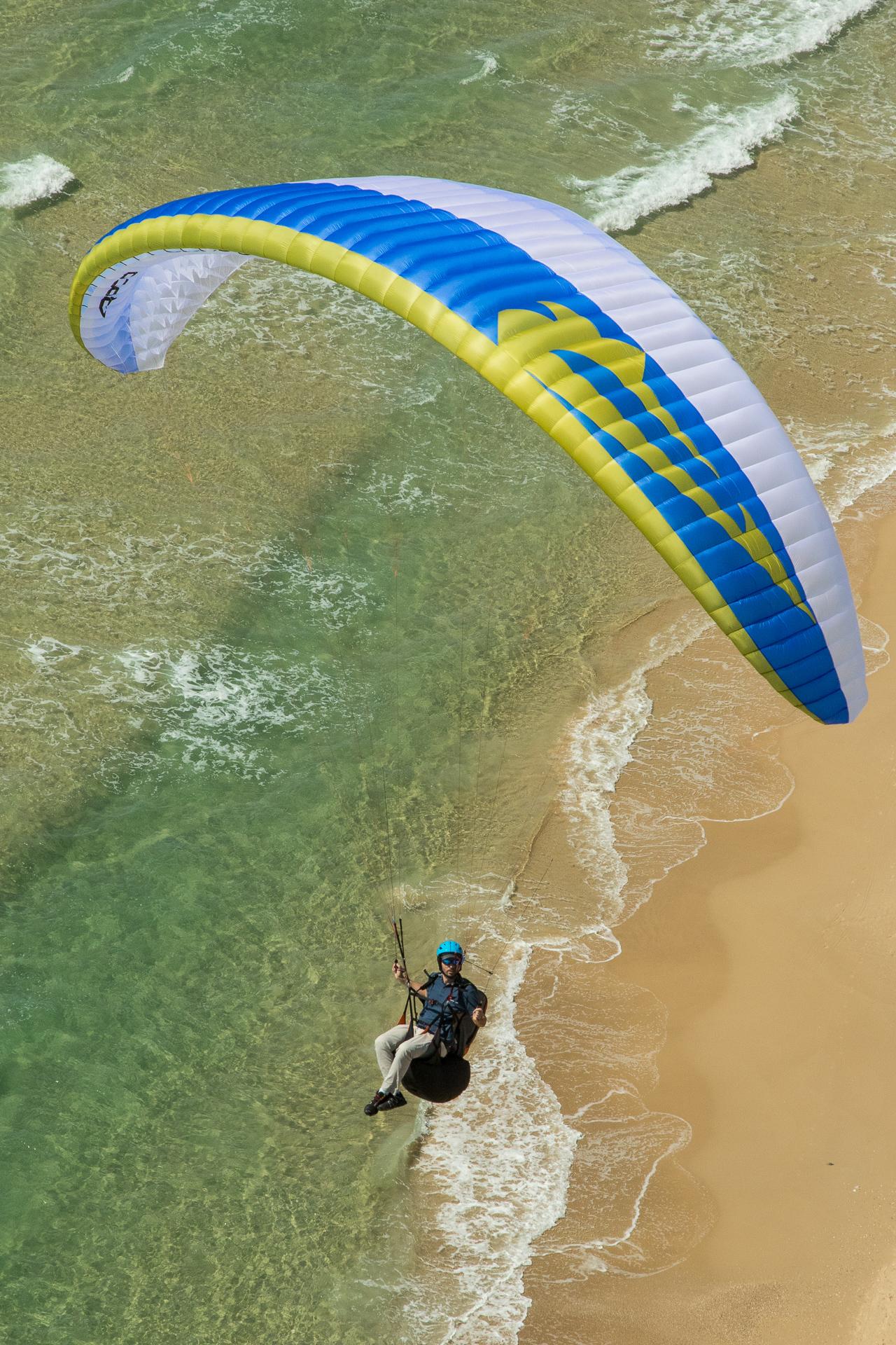 APCO Hybrid Light – EN-B paraglider by APCO Aviation in flight (image 4)