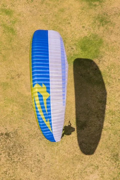 APCO Hybrid Light – EN-B paraglider by APCO Aviation in flight (image 7)