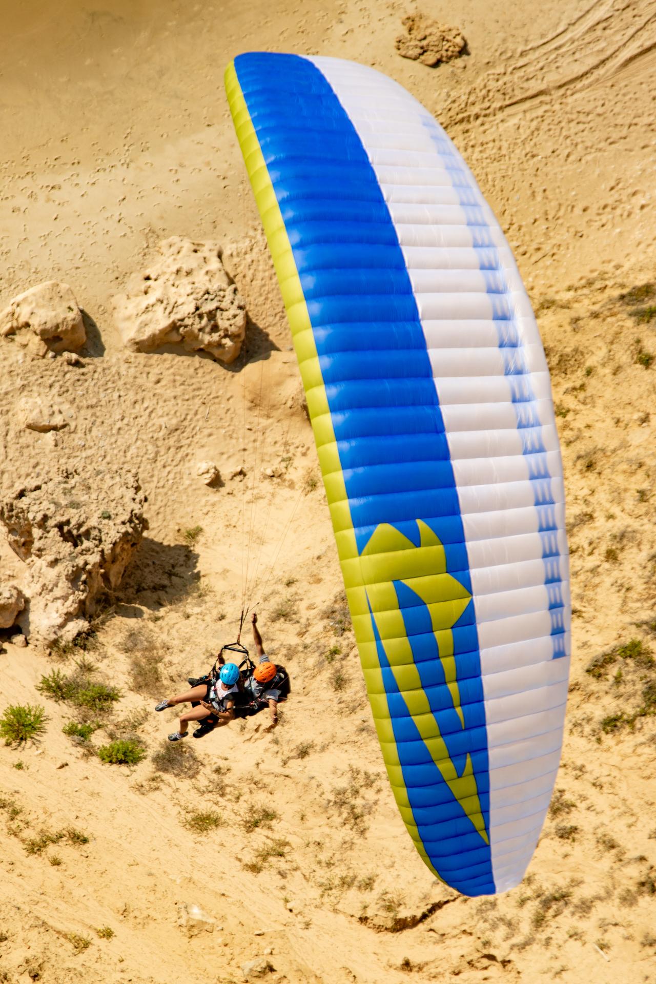 APCO Hybrid Tandem – EN-B paraglider by APCO Aviation in flight (image 5)