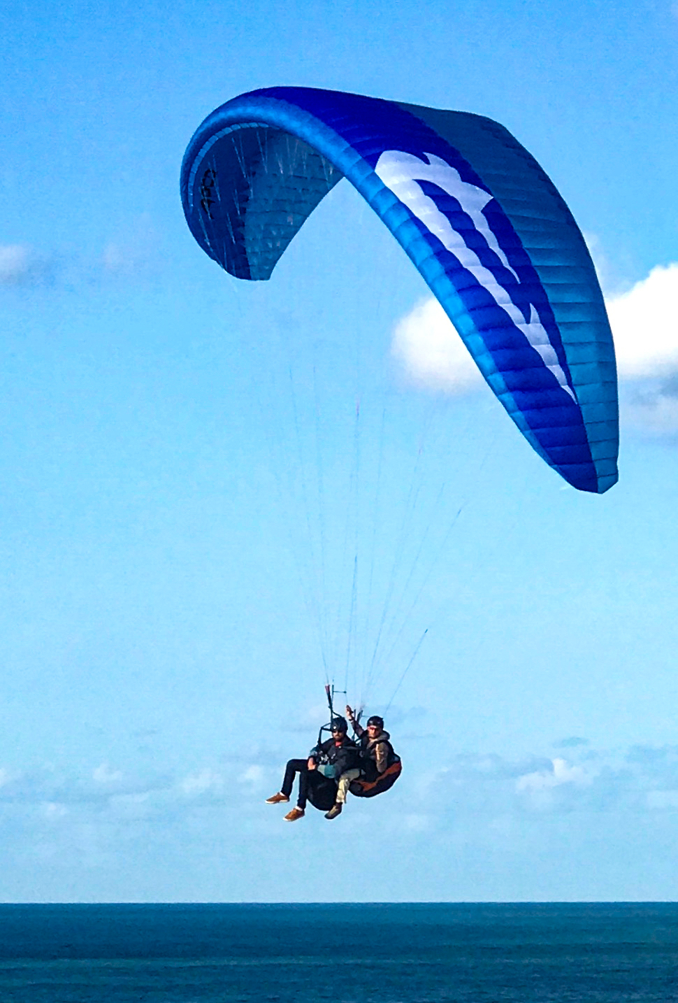 APCO Hybrid Tandem – EN-B paraglider by APCO Aviation in flight (image 3)