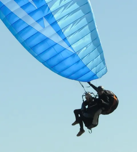 APCO Hybrid Tandem – EN-B paraglider by APCO Aviation in flight (image 4)