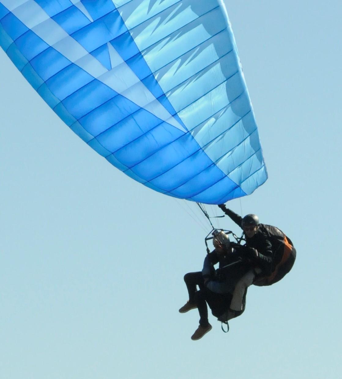 APCO Hybrid Tandem – EN-B paraglider by APCO Aviation in flight (image 4)