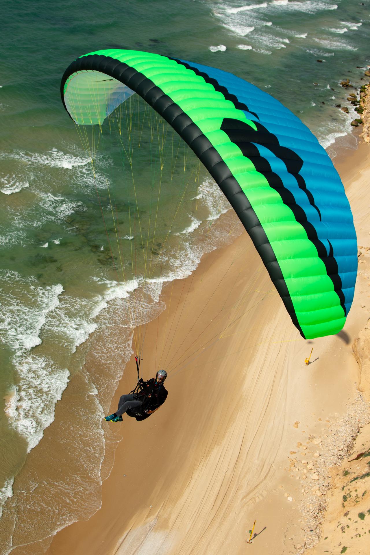 APCO Karisma II Paramotor – EN-A aile de paramoteur d'APCO Aviation en vol (image 5)
