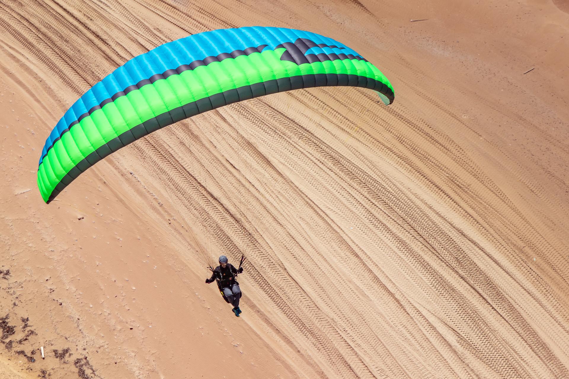 APCO Karisma II Paramotor – EN-A aile de paramoteur d'APCO Aviation en vol (image 2)