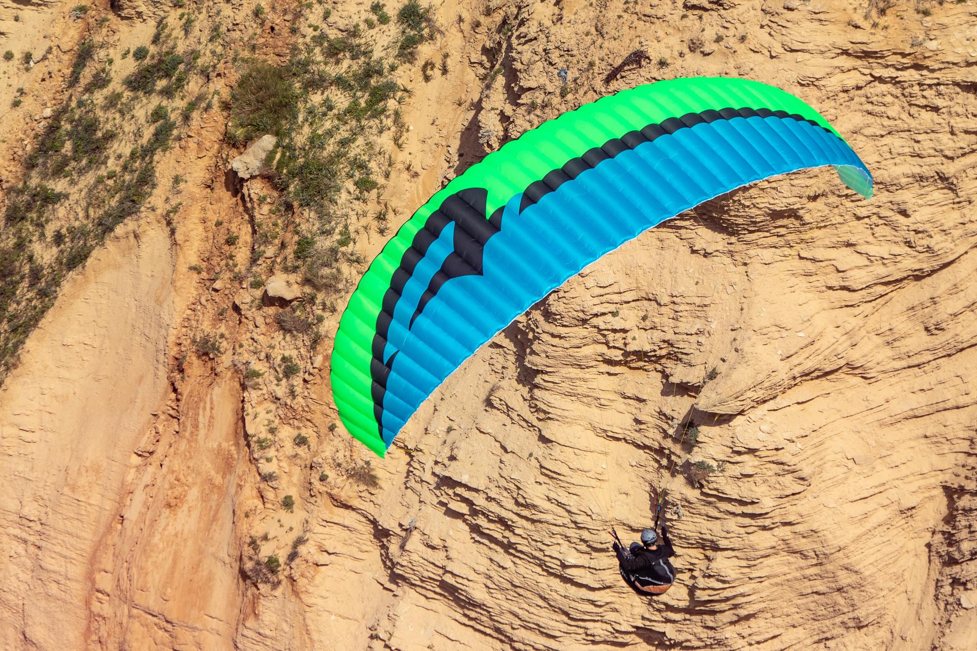 APCO Karisma II Paramotor – EN-A aile de paramoteur d'APCO Aviation en vol (image 8)