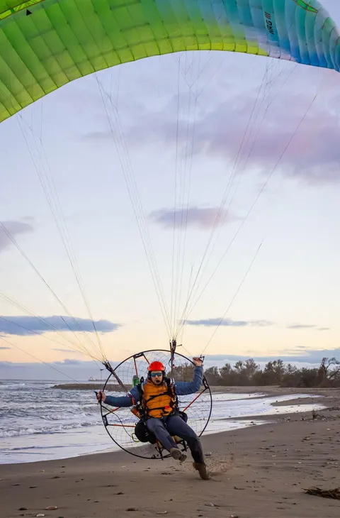 APCO NRG III – paramotor wing by APCO Aviation in flight (image 10)