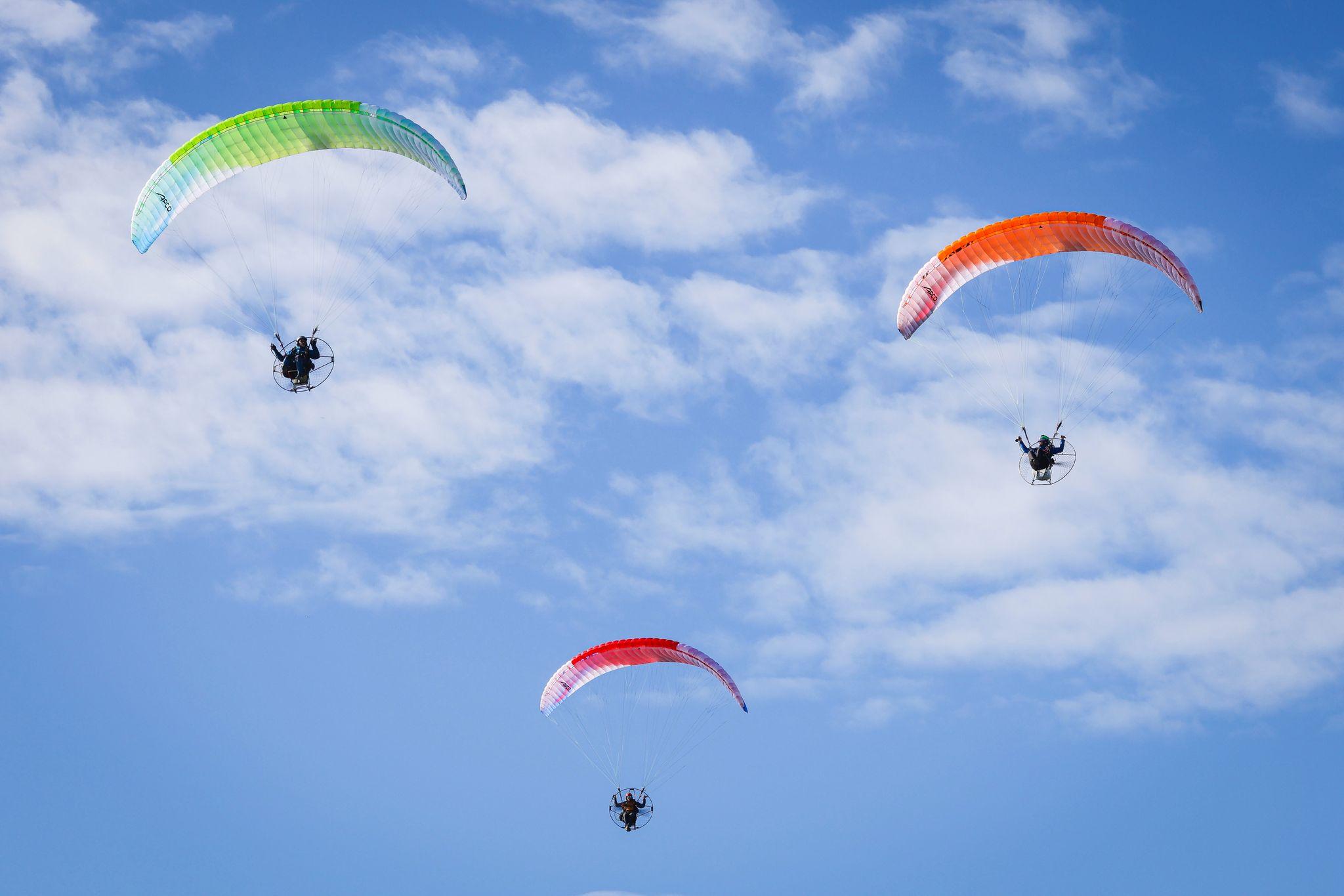 APCO NRG III – paramotor wing by APCO Aviation in flight (image 4)