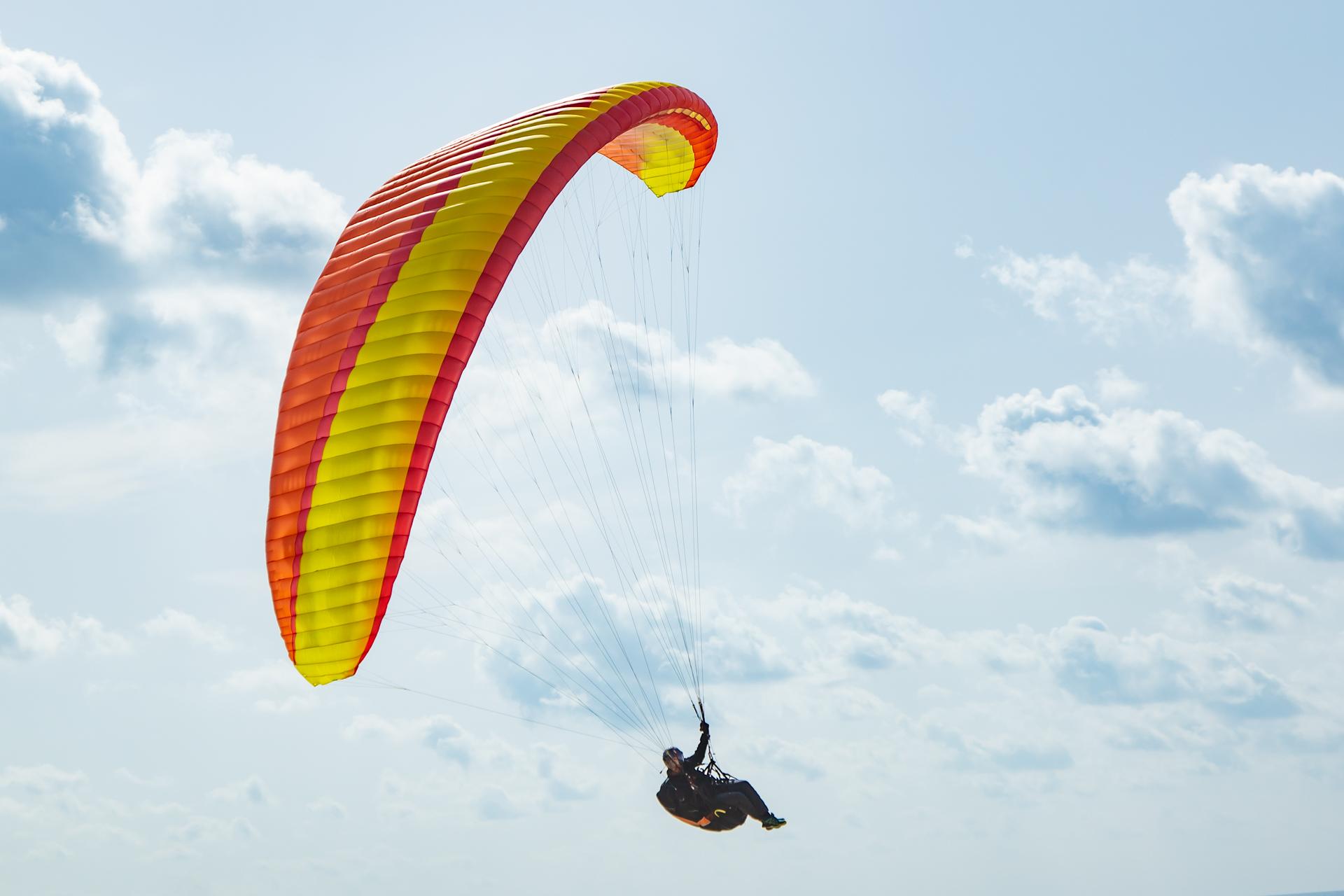 APCO Vista VI – EN-B paraglider by APCO Aviation in flight (image 4)