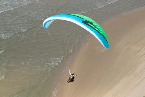 APCO Vista VI – EN-B paraglider by APCO Aviation in flight (image 12)